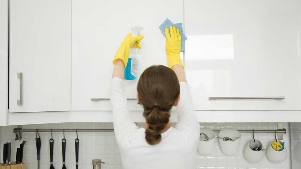 نحوه اصولی تمیز کردن کابینت های گلاس تا بدرخشند و سالم بمانند