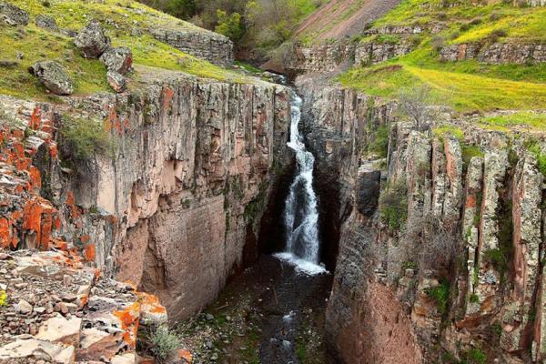 آبشار چالاچوخور، جاذبه ای بکر در میان دره ها