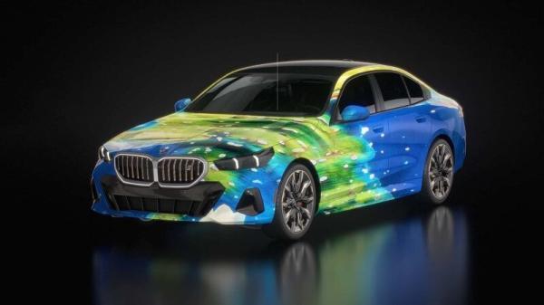 تصاویر ، بی ام و نمایشگاه بوم هوش مصنوعی برگزار کرد ، نمایش انیمشن های هوش مصنوعی روی BMW i5